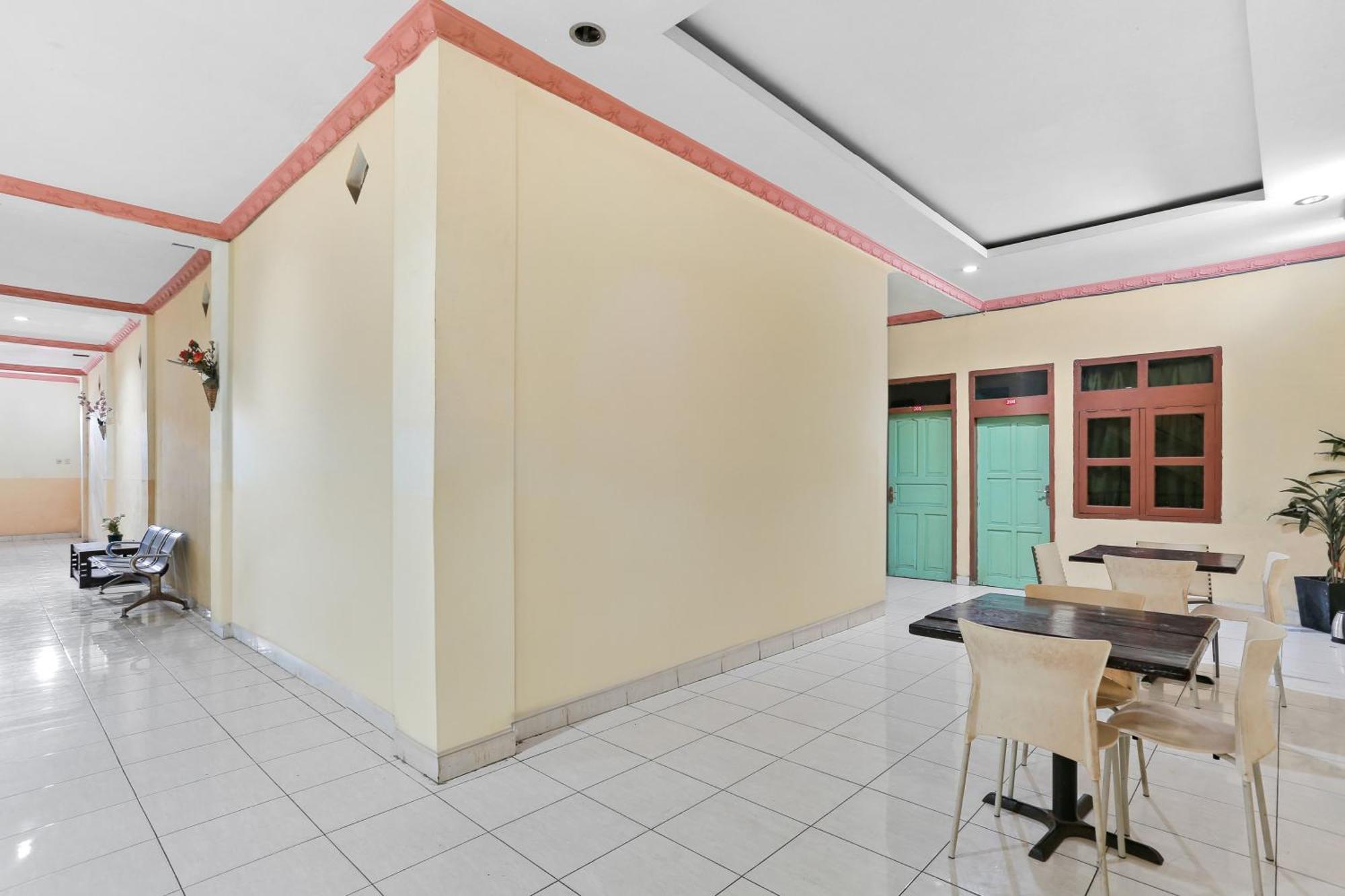 Oyo 93046 Hotel Fortuna Parepare Ngoại thất bức ảnh