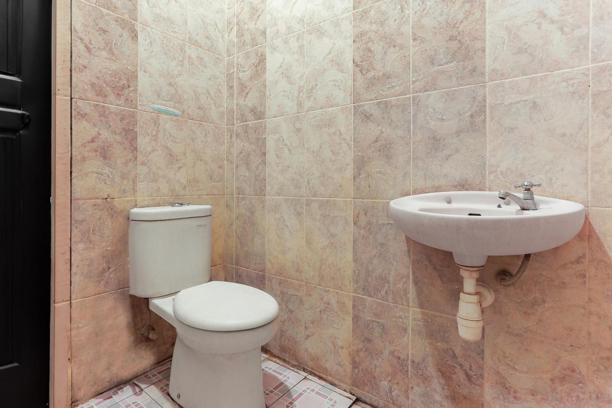 Oyo 93046 Hotel Fortuna Parepare Ngoại thất bức ảnh