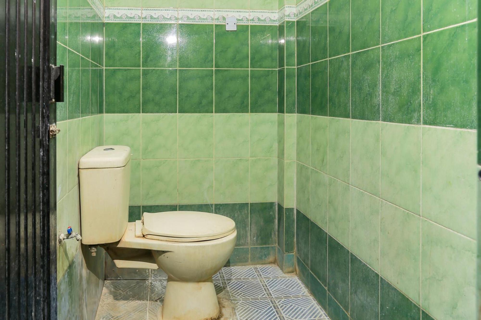 Oyo 93046 Hotel Fortuna Parepare Ngoại thất bức ảnh