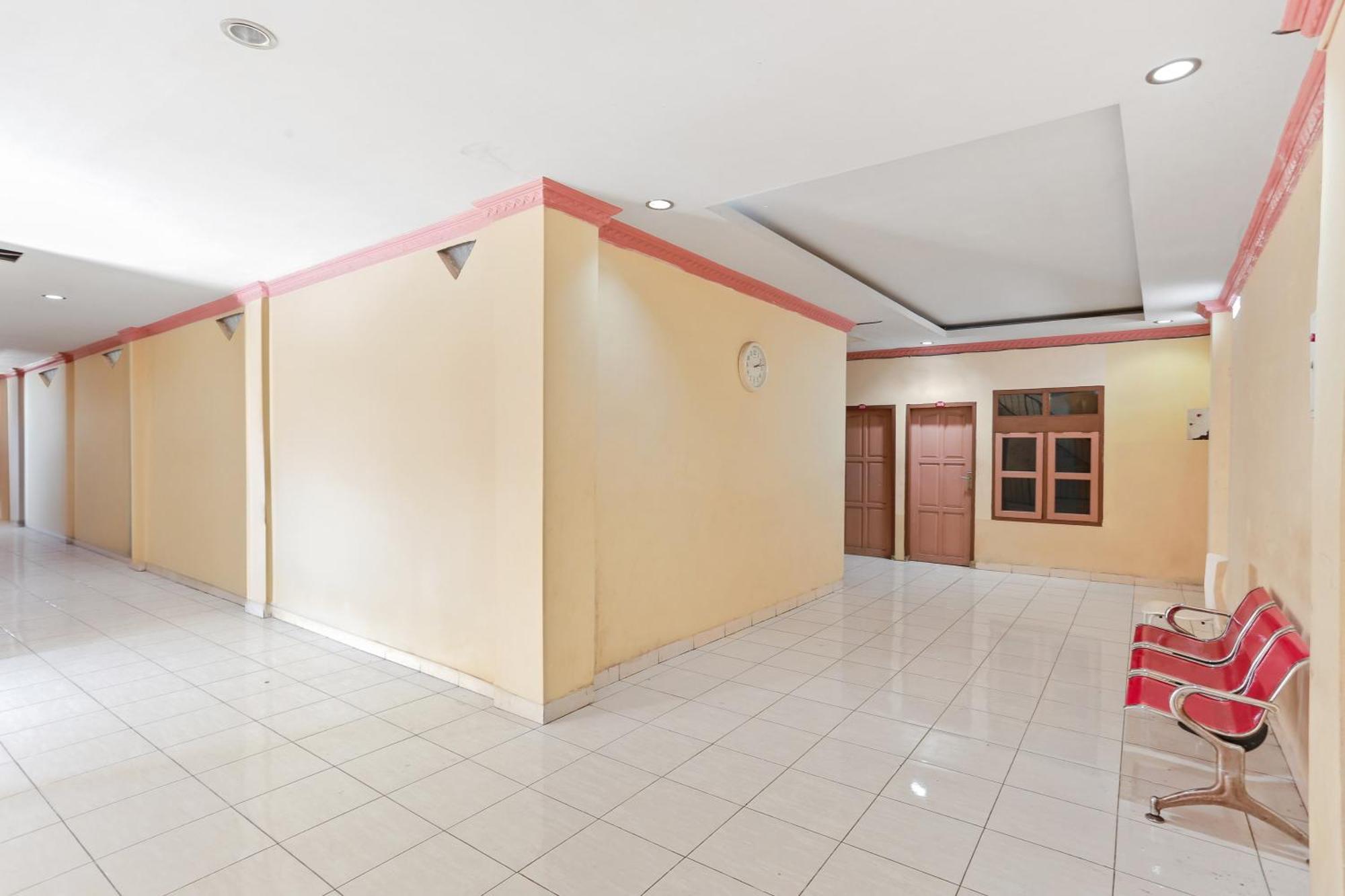 Oyo 93046 Hotel Fortuna Parepare Ngoại thất bức ảnh
