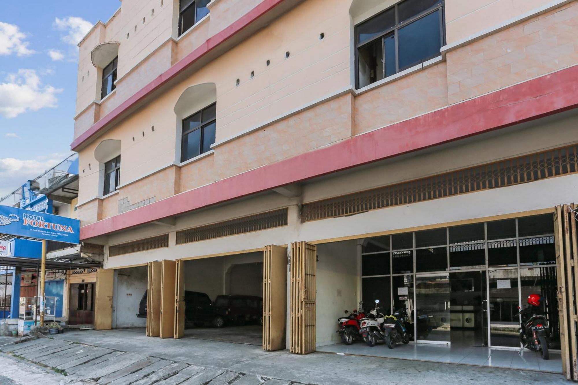 Oyo 93046 Hotel Fortuna Parepare Ngoại thất bức ảnh
